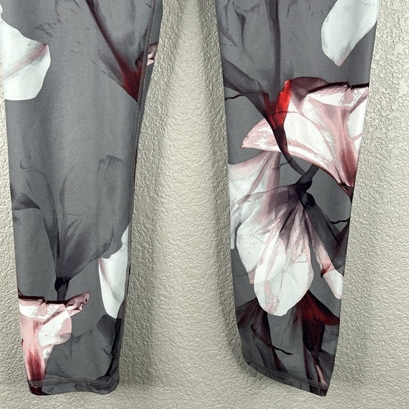 Fabletics Gray Floral Athletic Yoga Cropped Workout Leggings Size Small - Picture 3 of 6